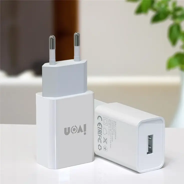 Adaptador USB para teléfono IVON AD-33 2.1A